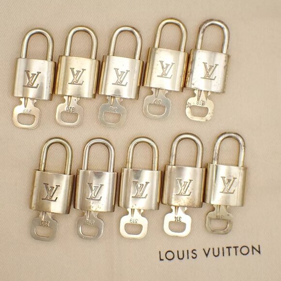 LOUIS VUITTON LV 10 SET PADLOCK CADENA KEY BAG CHARM GOLD PLATED FRANCE 35YE674 - Picture 1 of 4